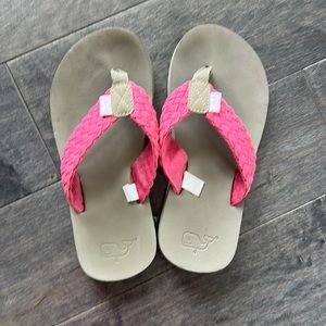 Vineyard vines kids flip flops size 4